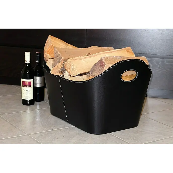 Lienbacher Allzweck-Korb - L x B x H: 55 x 40 x 35 cm, Kunstleder, Schwarz - Schwarzer Lederholzkorb gefüllt mit Holzscheiten, mit zwei Flaschen Wein im Hintergrund.