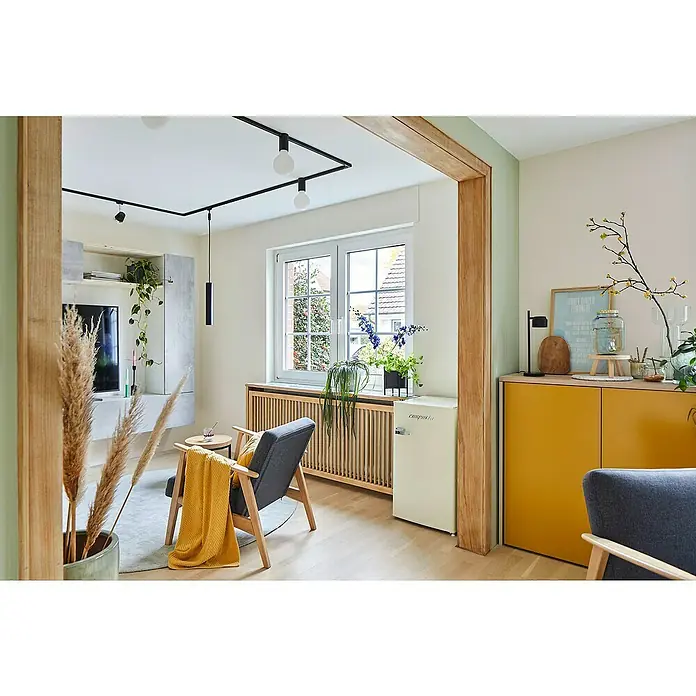 Respekta Vollraumkühlschrank Rico - Nutzinhalt Gesamt: 92 l, 44,7 x 47,4 x 83,1 cm, Cream - Das Bild zeigt einen stilvollen Esposito Mini-Kühlschrank in einem modernen Wohnraum, der Funktionalität und Retro-Design vereint.