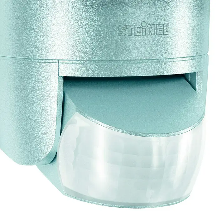 Steinel LED-Sensor-Strahler XLED home 2 S silber - 13,7 W, L x B x H: 161 x 180 x 218 mm, Silber, IP44 - Nahaufnahme eines Steinel Bewegungsmelders in silberner Farbe, der eine klare Linse und ein schlankes Design aufweist.