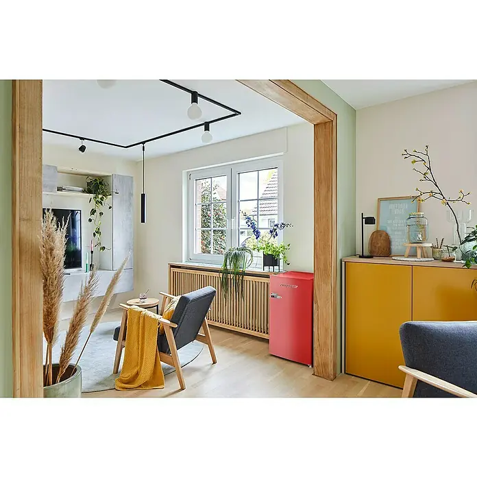 Respekta Vollraumkühlschrank Rico - Nutzinhalt Gesamt: 92 l, 44,7 x 47,4 x 83,1 cm, Rot - Der rote Kompaktkühlschrank ist ein echter Hingucker in diesem gemütlichen Wohnzimmer. Er bietet Platz für Getränke und Snacks.