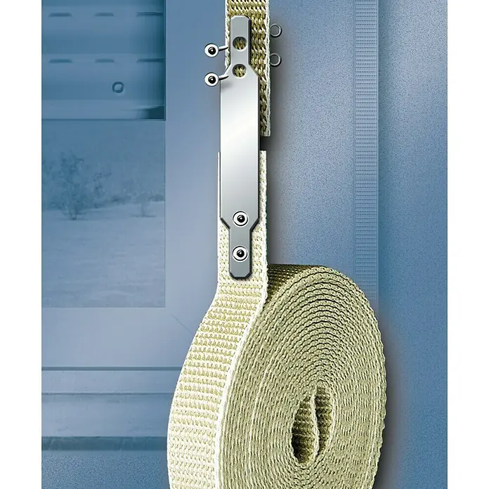 Schellenberg Cinta Fix 44304 - Largo: 4,3 m, Anchura de la correa: 14 mm, Beige - Una vista detallada de una correa textil enrollada con un elemento de fijación metálico, destacando su textura y funcionalidad.