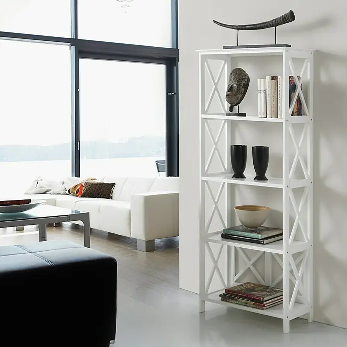 Estantería de madera Victoria - L x An x Al: 30 x 60 x 147 cm, Número de baldas: 5 ud., Blanco - Esta imagen muestra una estantería en una sala de estar moderna, que sirve como almacenamiento elegante y pieza decorativa.