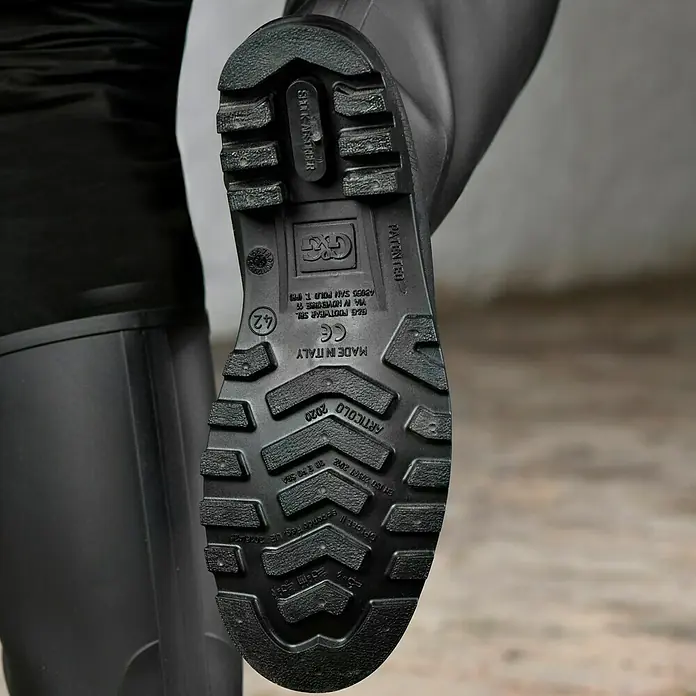 Sicherheitsstiefel - Schuhgröße: 41, Kniehoch - Nahaufnahme der schwarzen Gummistiefelsohle mit griffigem Profil.