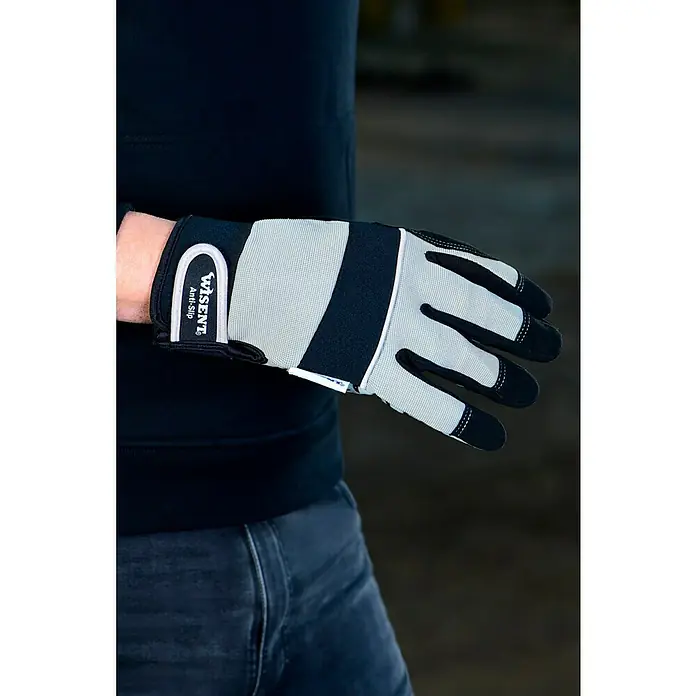 Wisent Arbeitshandschuhe Anti Slip - Handschuhgröße: 10, Grau - Nahaufnahme eines Mannes, der einen grauen und schwarzen Wisent Anti-Rutsch-Arbeitshandschuh trägt, ideal für Handwerker und Heimwerker.