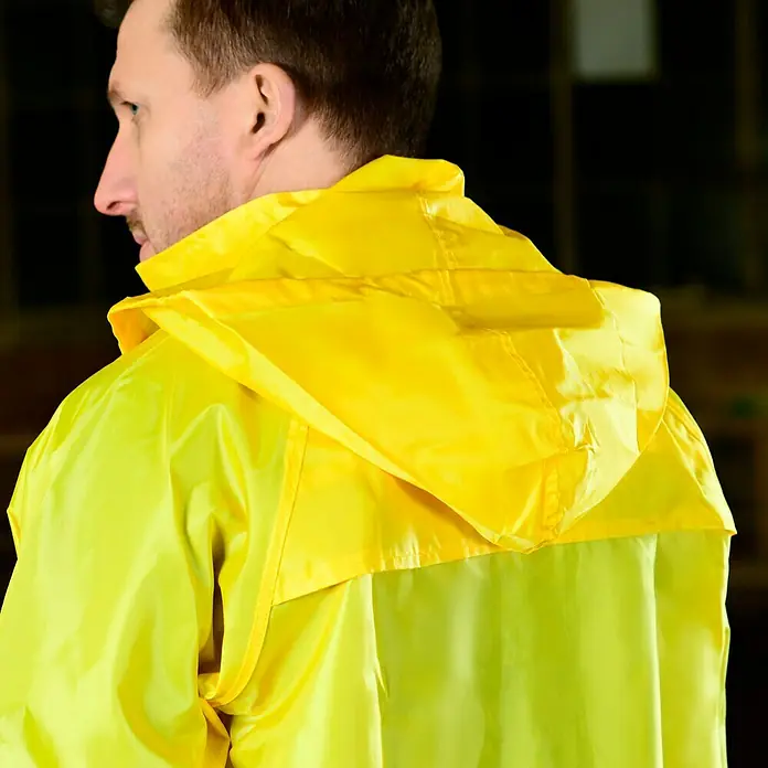 Regenjacke - L, Gelb, Kunststoff - Gelber Regenmantel mit Kapuze. Die wasserdichte Jacke schützt vor Regen und Wind. Ideal für Outdoor-Aktivitäten und Baustellen.