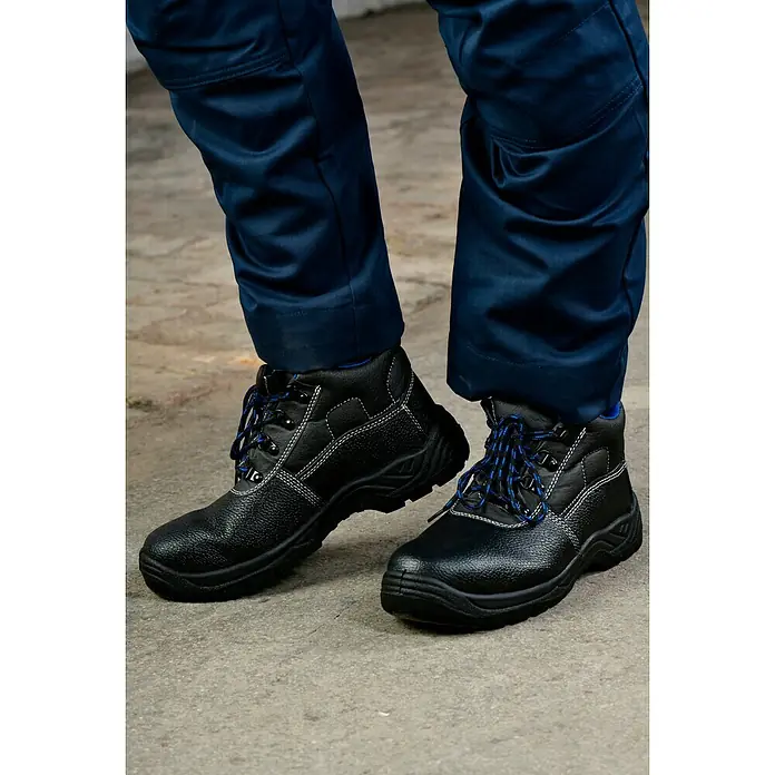 Sicherheitsstiefel Bob - Schuhgröße: 41, S3 - Schwarze Sicherheitsstiefel mit blauen Schnürsenkeln und robuster Sohle für zuverlässigen Schutz bei der Arbeit.