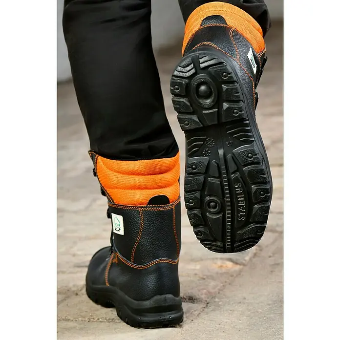 Stabilus Sicherheitsstiefel - 46, Orange/Schwarz - Ein Paar schwarze Sicherheitsstiefel mit orangefarbenem Kragen, die robuste Bauweise und Haltbarkeit für den Arbeitsschutz demonstrieren.