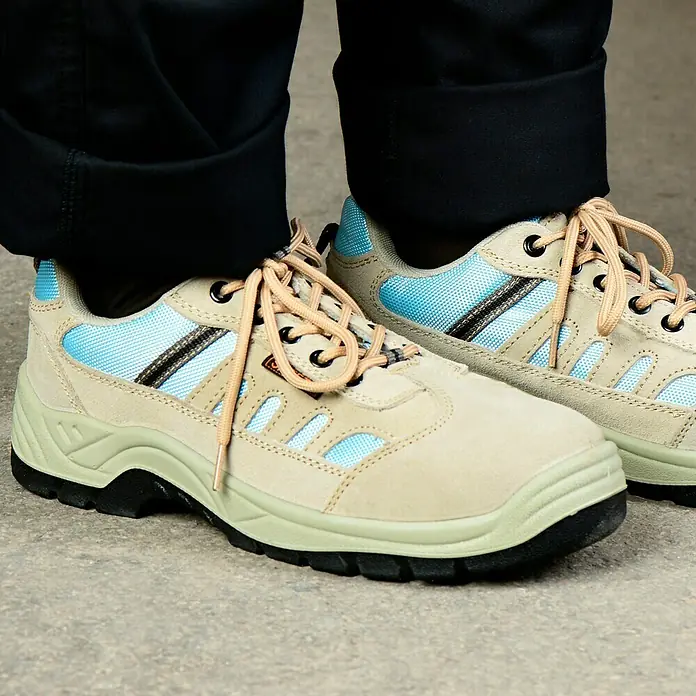 Sicherheitshalbschuh Runner - Schuhgröße: 45, S1P - Nahaufnahme von hellbraunen und blauen Arbeitsschuhen mit Schnürsenkeln auf einer grauen Oberfläche.