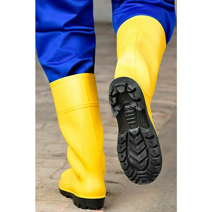 Sicherheitsstiefel - Schuhgröße: 43, S5 - Abgebildete gelbe Gummistiefel mit blauer Hose. Die Stiefel haben eine schwarze Sohle und sind für den Einsatz im Freien geeignet.