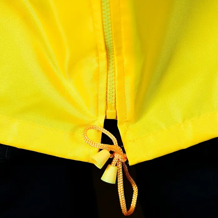 Regenjacke - M, 100% Polyester - Nahaufnahme einer gelben Jacke mit Reißverschluss und Kordelzugdetail. Der Fokus liegt auf den Details des Kleidungsstücks.