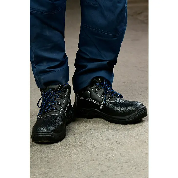 Sicherheitsstiefel Bob - Schuhgröße: 41, S3 - Schwarze Arbeitsstiefel mit blauen Schnürsenkeln und blauer Arbeitskleidung auf grauem Untergrund, ideal für Schutz und Komfort am Arbeitsplatz.