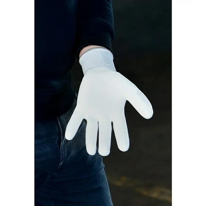 Wisent Arbeitshandschuhe - Weiß, 9 - Eine Hand, die einen weißen Handschuh trägt, wird vor einem dunklen Hintergrund präsentiert, wobei der Fokus auf dem textilen Accessoire liegt.