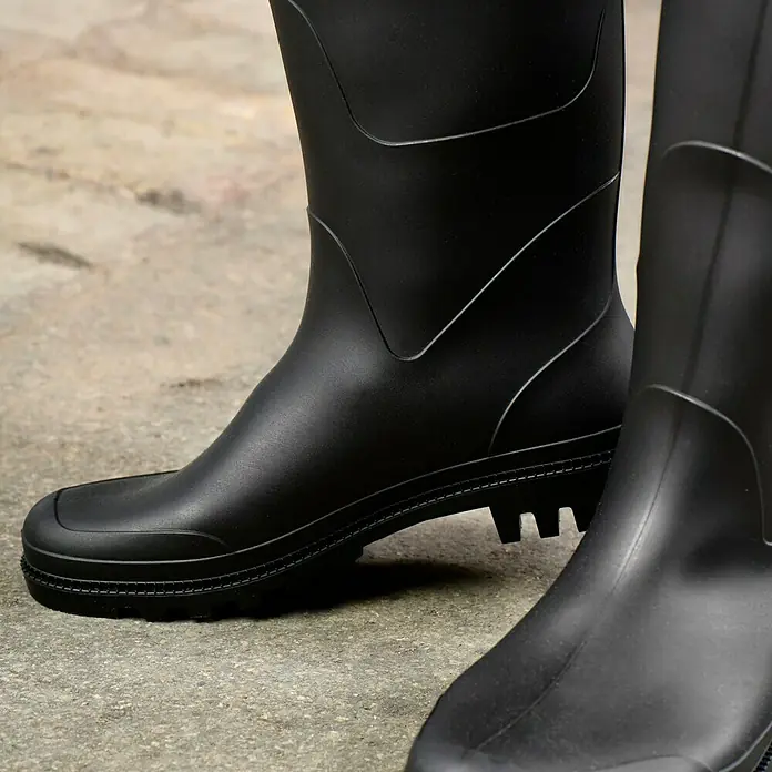 Sicherheitsstiefel - Schuhgröße: 41, Kniehoch - Nahaufnahme von schwarzen Gummistiefeln, ideal für regnerisches Wetter und Outdoor-Aktivitäten. Wasserdicht und robust für jedes Gelände.