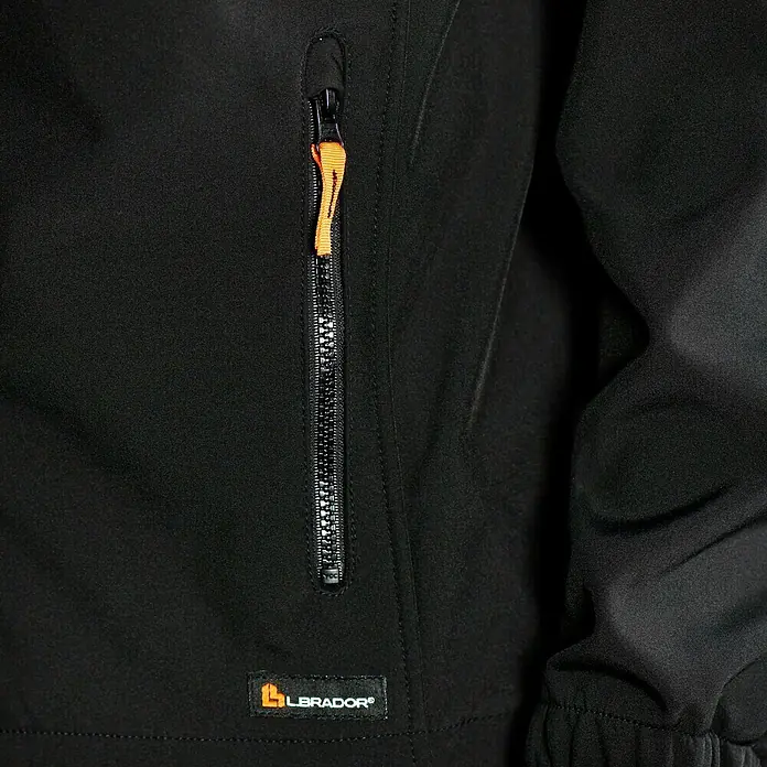 L.Brador Softshell-Jacke 554 P - Schwarz, XS - Nahaufnahme einer schwarzen Jacke mit Reißverschluss und dem "Labrador"-Logo.