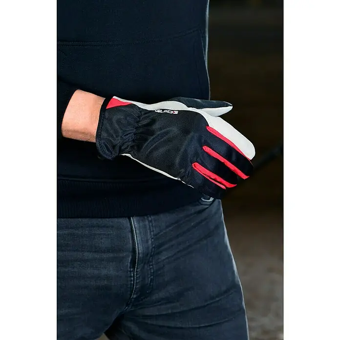 Guide Arbeitshandschuhe 761 - Grau/Schwarz, 11 - Nahaufnahme eines Mannes mit einem schwarzen GUIDE-Arbeitshandschuh mit roten Akzenten.
