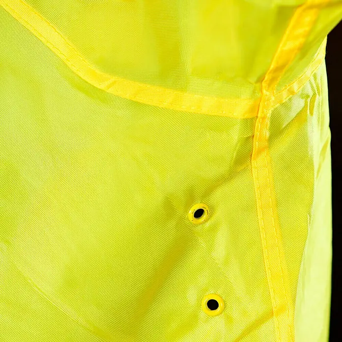 Regenjacke - M, 100% Polyester - Detailaufnahme einer gelben, wasserdichten Jacke mit gelbem Saum und zwei Ösen. Die Jacke ist aus einem leichten Nylongewebe gefertigt.
