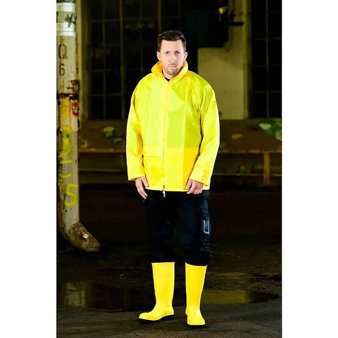 Regenjacke - L, Gelb, Kunststoff - Der Mann trägt eine gelbe Regenjacke, schwarze Hose und gelbe Gummistiefel. Optimaler Schutz bei schlechtem Wetter.