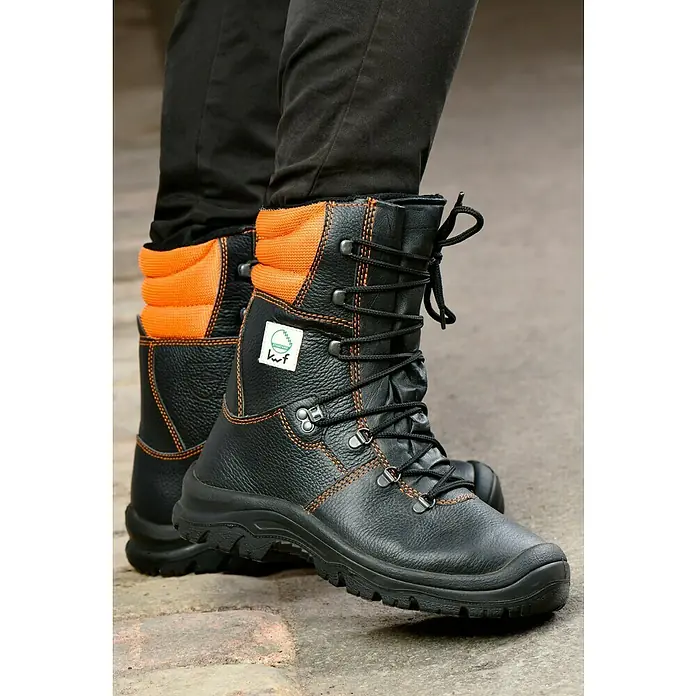 Stabilus Sicherheitsstiefel - 46, Orange/Schwarz - Nahaufnahme von schwarzen KWF-geprüften Lederschnürstiefeln mit orangefarbenem Knöchelpolster und robuster Gummisohle.