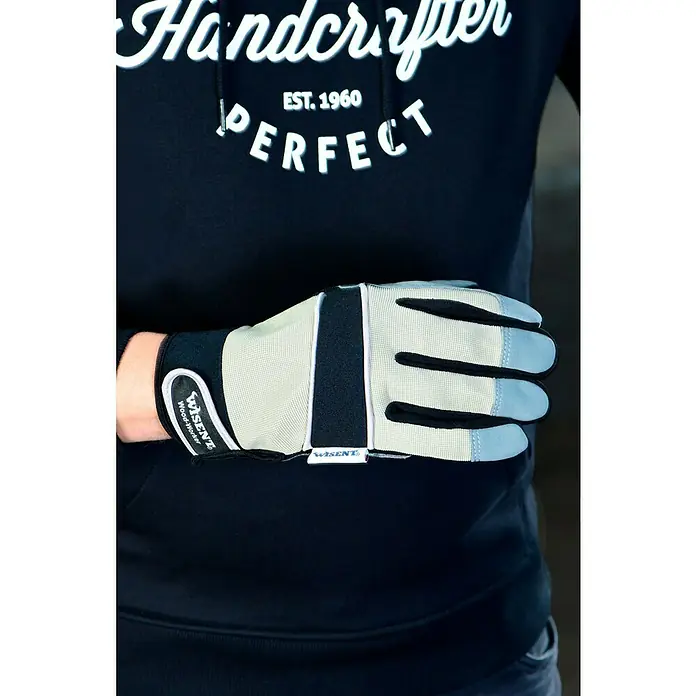 Wisent Arbeitshandschuhe Wood Worker - Handschuhgröße: 10, Beige/Grau - Nahaufnahme eines Handschuhs mit der Aufschrift WISENT Wood-Worker, perfekt für Holzbearbeitungsaufgaben.