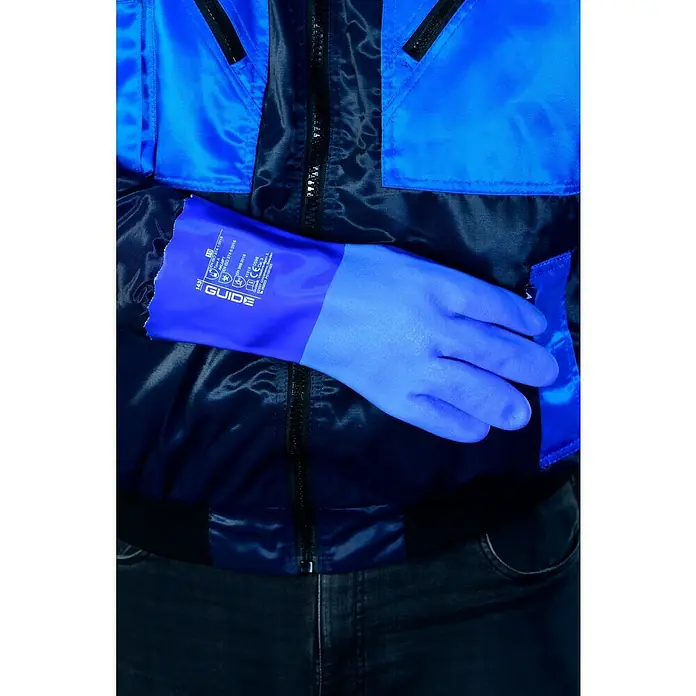 Guide Arbeitshandschuhe 143 PVC - Blau, 10 - Blauer GUIDE Schutzhandschuh vor einer Jacke. Der Handschuh bietet Schutz und ist ideal für verschiedene Arbeitsbereiche.
