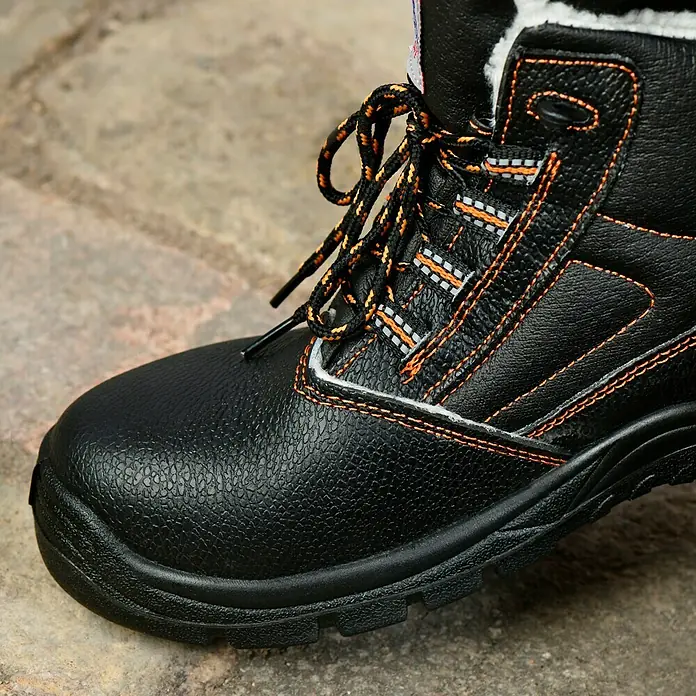Power Safe Winterstiefel Olaf - Schuhgröße: 41 - Schwarzer Arbeitsstiefel mit orangefarbenen Nähten und Schnürsenkeln für den sicheren Einsatz bei der Arbeit.