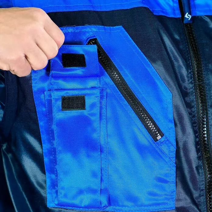 Elutex Piloten-Blouson 4in1 - Navy/Royalblau, XXL - Detailaufnahme einer blauen Jacke mit Taschen und Reißverschluss, die Funktionalität und Stil vereint.
