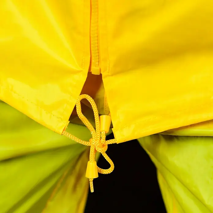 Regenbekleidung - L, Gelb - Detailaufnahme einer gelb-grünen Jacke mit gelbem Kordelzug und Reißverschluss, ideal für Outdoor-Aktivitäten und zum Schutz vor Wind und Wetter.