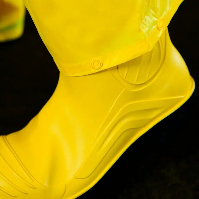 Regenbekleidung - L, Gelb - Nahaufnahme eines gelben Überschuhs, der Schutz und Stil bei nassem Wetter bietet.