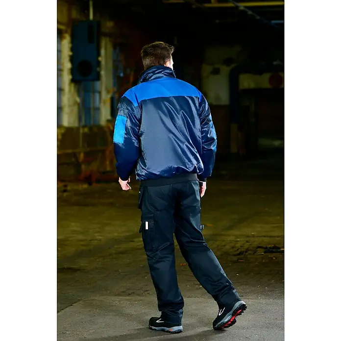 Elutex Piloten-Blouson 4in1 - Navy/Royalblau, XXL - Das Bild zeigt eine Arbeitsjacke und -hose in Blau und Schwarz, ideal für Handwerker und Arbeiter. Robuste, funktionale Kleidung für den Job.