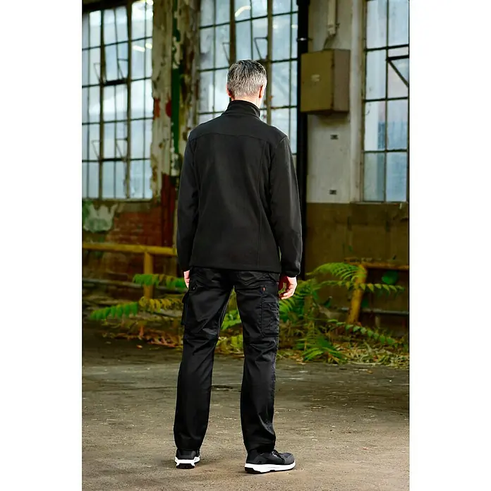 L.Brador Fleecejacke 687 P - Schwarz, 100 % Polyester, L - Schwarze Arbeitskleidung, bestehend aus einer Fleecejacke und Cargohosen, ideal für Handwerker und Outdoor-Aktivitäten.