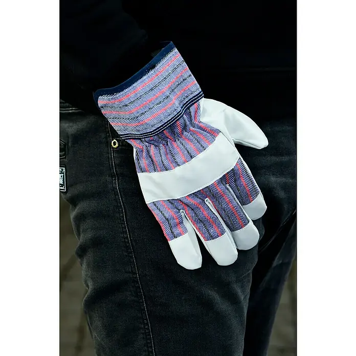 Guide Arbeitshandschuhe 504 HP - Grau/Blau/Rot, 10 - Detailaufnahme eines strapazierfähigen Arbeitshandschuhs mit blau-rotem Muster und weißem Lederbesatz, ideal für verschiedene handwerkliche Tätigkeiten.