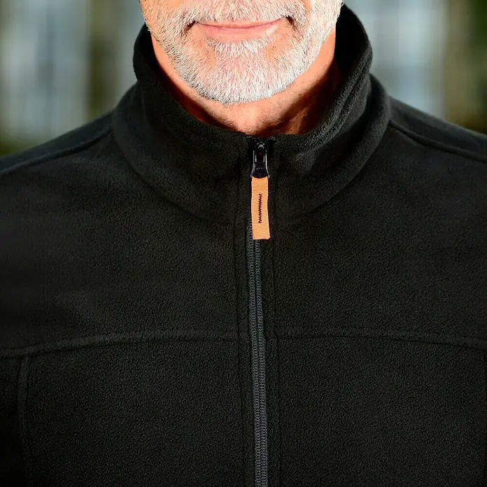 L.Brador Fleecejacke 687 P - Schwarz, 100 % Polyester, L - Schwarze Fleecejacke mit Reißverschluss und orangem Detail. Ideal für Outdoor-Aktivitäten und kühle Tage.\n