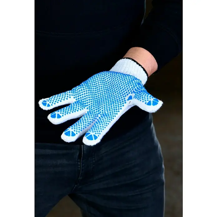 Guide Arbeitshandschuhe 710 - 10, Weiß - Eine Hand mit einem blauen gepunkteten Arbeitshandschuh wird vor einer Person in dunkler Kleidung präsentiert.