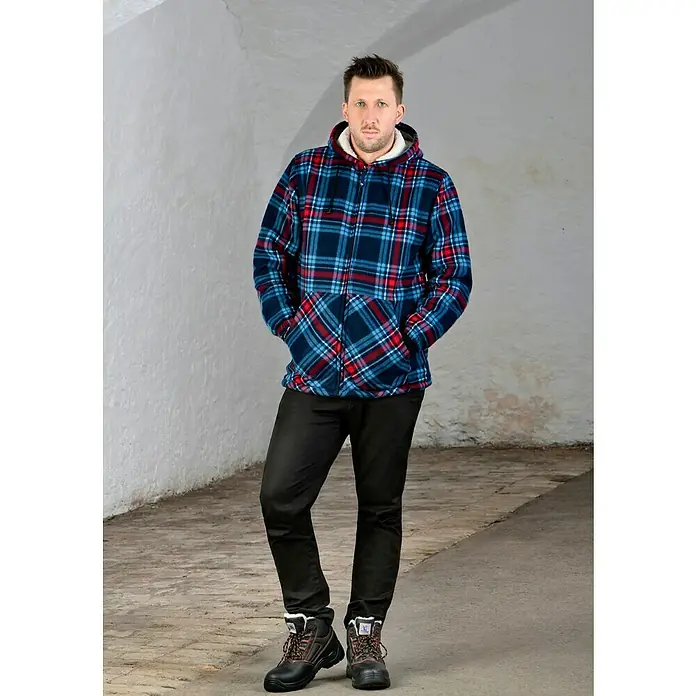 Power Safe Winterstiefel Olaf - Schuhgröße: 42 - Ein Mann in einer blau-rot karierten Fleecejacke mit Kapuze, schwarzen Hosen und Arbeitsstiefeln posiert vor einer weißen Wand.