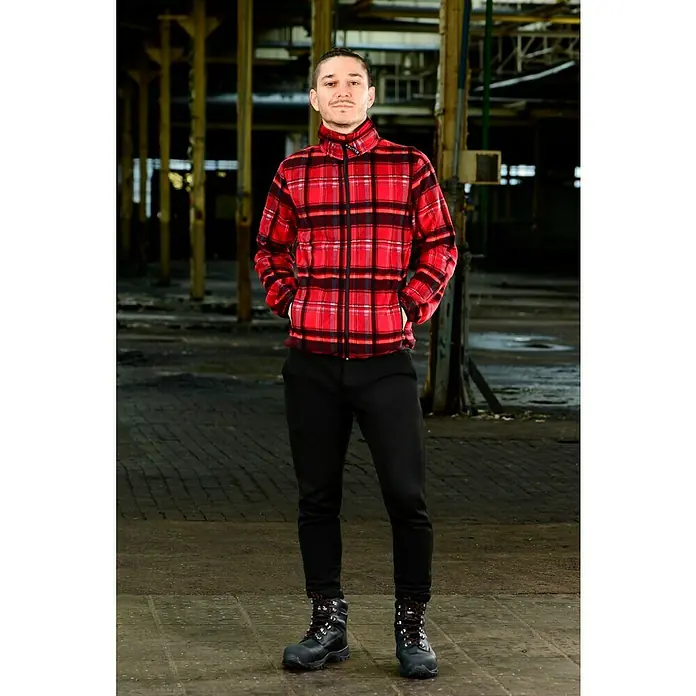 Fleecejacke - Rot/Schwarz, XL - Ein Mann in einer rot-schwarzen Fleecejacke und schwarzen Hosen, die Outdoor-Bekleidung für Komfort und Wärme bietet.