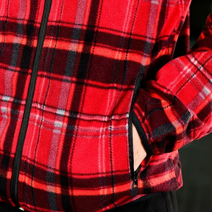 Fleecejacke - Rot/Schwarz, L - Detailaufnahme einer roten Flanellfleecejacke mit durchgehendem Reißverschluss und Reißverschlusstaschen.