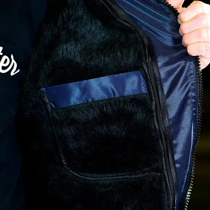 Elutex Piloten-Blouson 4in1 - Navy/Royalblau, XXL - Nahaufnahme einer Marinejacke mit einem weichen, dunklen Fellfutter und einer praktischen Innentasche, die für Komfort und Stil sorgt.