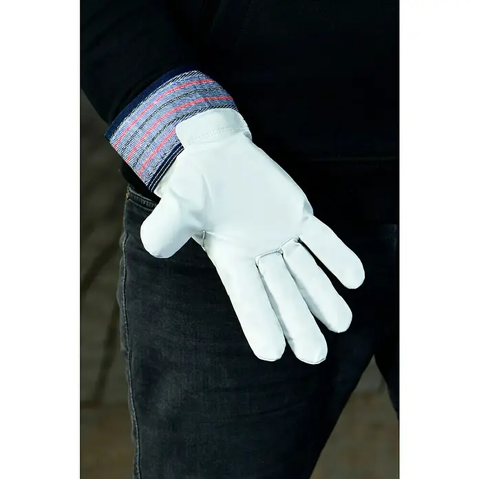 Guide Arbeitshandschuhe 504 HP - Grau/Blau/Rot, 10 - Nahaufnahme eines weißen Lederhandschuhs mit gestreiftem Bündchen, getragen von einer Person in dunkler Kleidung.