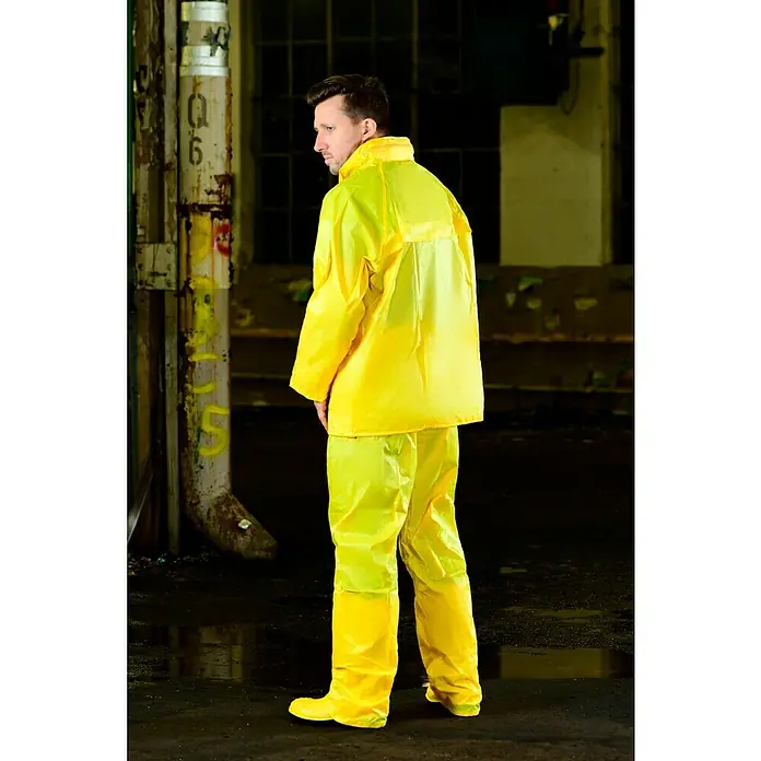 Regenbekleidung - L, Gelb - Gelber Regenanzug mit Jacke, Hose und Gummistiefeln. Er bietet Schutz vor Regen und Nässe bei Outdoor-Aktivitäten und Arbeiten im Freien.