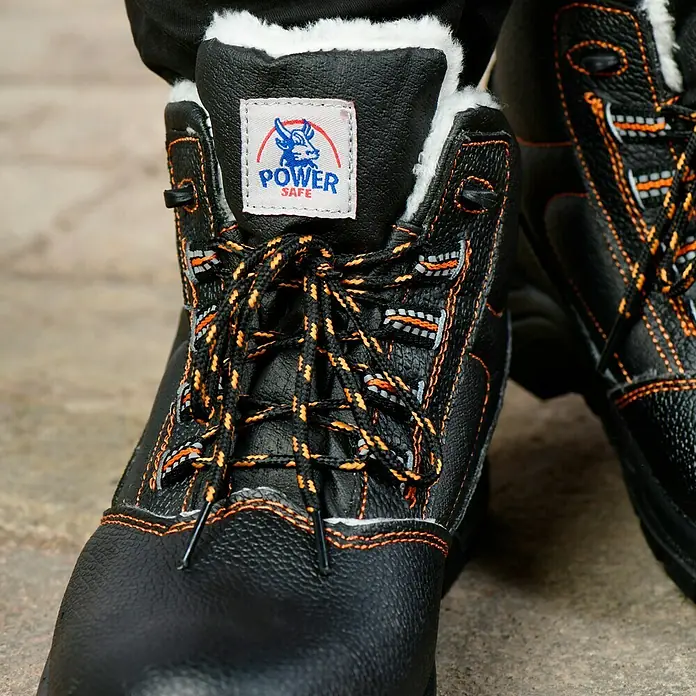 Power Safe Winterstiefel Olaf - Schuhgröße: 41 - Nahaufnahme von schwarzen Power Safe Winterstiefeln mit orangefarbenen Schnürsenkeln und weißem Futter.
