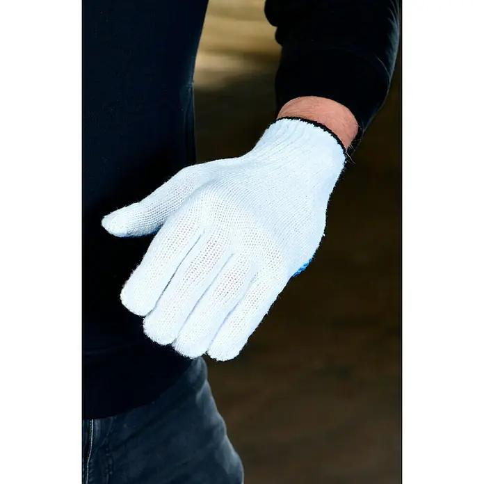 Guide Arbeitshandschuhe 710 - 10, Weiß - Nahaufnahme einer Hand, die einen weißen Strickhandschuh trägt, ideal für Schutz und Präzision bei der Arbeit.