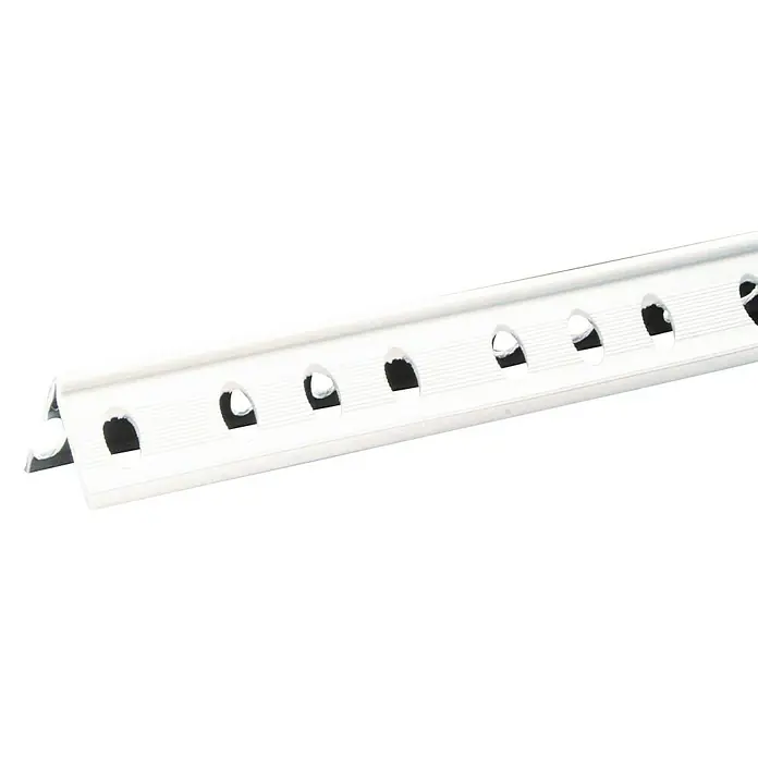 Perfil para baldosas yeso - Blanco, 2,5 m x 25 mm - Imagen de un riel plateado ranurado, ideal para sistemas de estanterías flexibles o construcciones similares, proporcionando soporte ajustable.