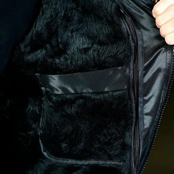 Elutex Piloten-Blouson 4in1 - Schwarz/Grau, M - Detailaufnahme einer schwarzen Jacke mit flauschigem Futter und Innentasche, die Wärme und Komfort verspricht.