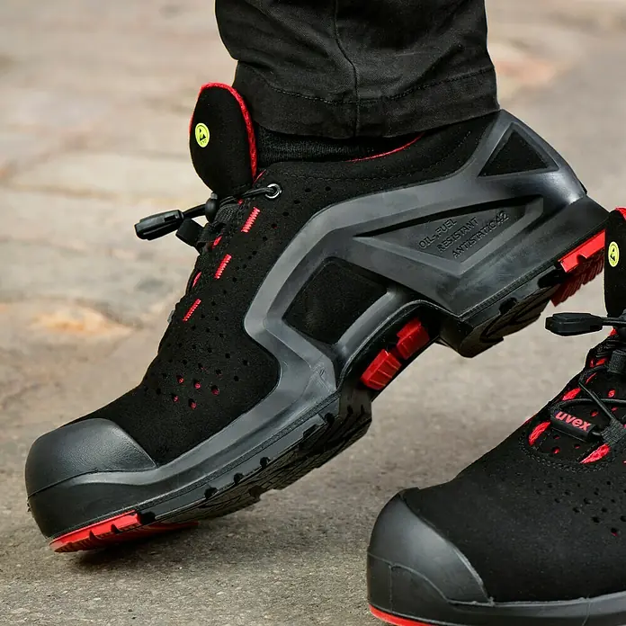 Uvex Sicherheitshalbschuh 1 - 44, Schutzklasse nach EN ISO 20345: S1P, Schwarz/Rot - Schwarze Uvex-Sicherheitsschuhe mit roten Akzenten und markanter Sohle, ideal für den Arbeitsschutz und Komfort.