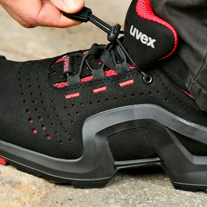 Uvex Sicherheitshalbschuh 1 - 44, Schutzklasse nach EN ISO 20345: S1P, Schwarz/Rot - Detailaufnahme eines schwarzen Uvex-Sicherheitsschuhs mit rotem Akzent und Schnellverschluss-Schnürsystem. Bequemer und sicherer Arbeitsschuh.