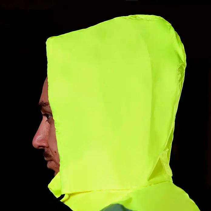Scheibler Warnschutz-Jacke Blouson - Gelb, XL - Eine Nahaufnahme einer Person mit einer leuchtend gelben Kapuze, die das Gesicht teilweise verdeckt und die leuchtende Farbe hervorhebt.