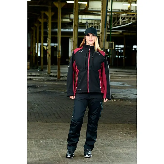 Flexfit Gorra - Negro, L/XL - Mujer con chaqueta de trabajo negra con detalles rojos y pantalones a juego, ideal para entornos profesionales.