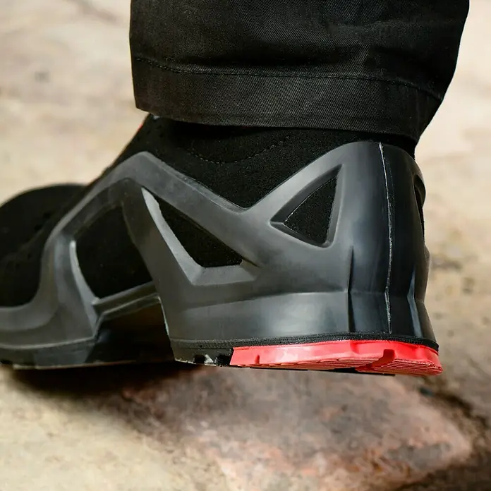 Uvex Sicherheitshalbschuh 1 - 44, Schutzklasse nach EN ISO 20345: S1P, Schwarz/Rot - Nahaufnahme eines schwarzen Sicherheitsschuhs mit roten Akzenten und einer markanten, modernen Form. Ideal für Arbeit und Freizeit.