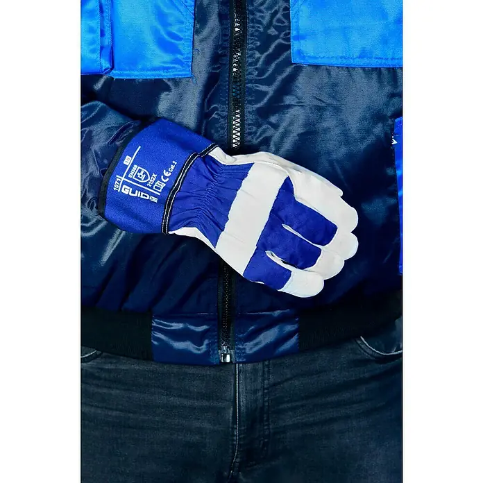 Guide Arbeitshandschuhe 1071 HP - Handschuhgröße: 10, Blau/Weiß - Nahaufnahme eines blauen GUIDE-Handschuhs auf einer blau-schwarzen Jacke und Jeans, ideal für Arbeiten, die Schutz erfordern.