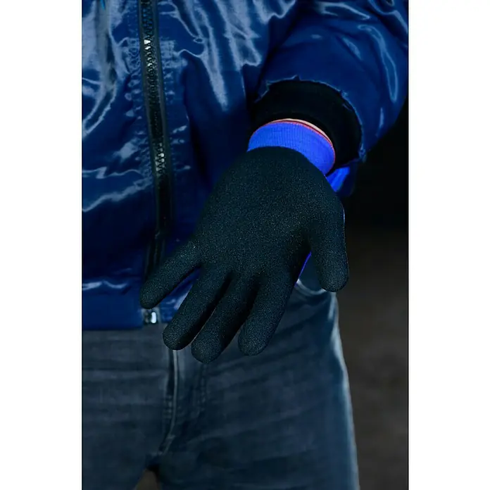 Wisent Arbeitshandschuhe Construction - Schwarz/Blau, 2 Stk., 11 - Nahaufnahme einer Hand mit einem schwarzen Handschuh, die sich vor einer Jeans und einer blauen Jacke befindet.
